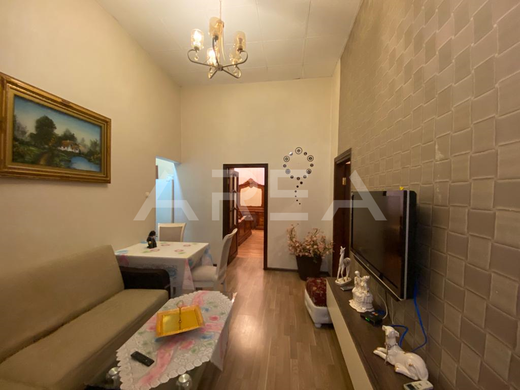 An apartment, renovated, is for sale around 'Fəvvarələr Meydanı'.