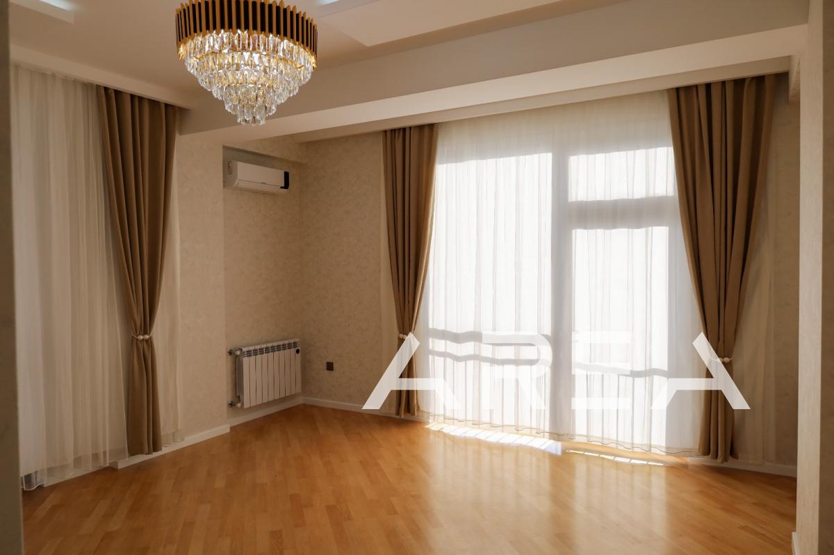 An apartment is for sale near the Şarq bazarı