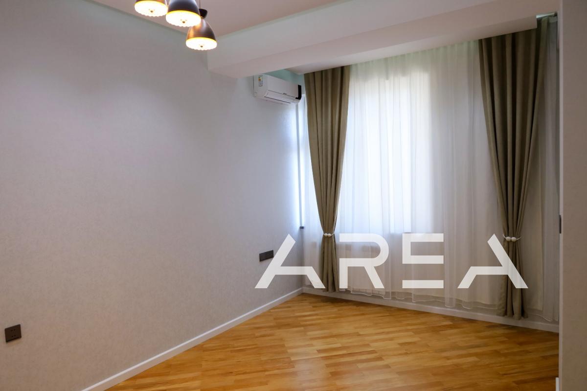 An apartment is for sale near the Şarq bazarı