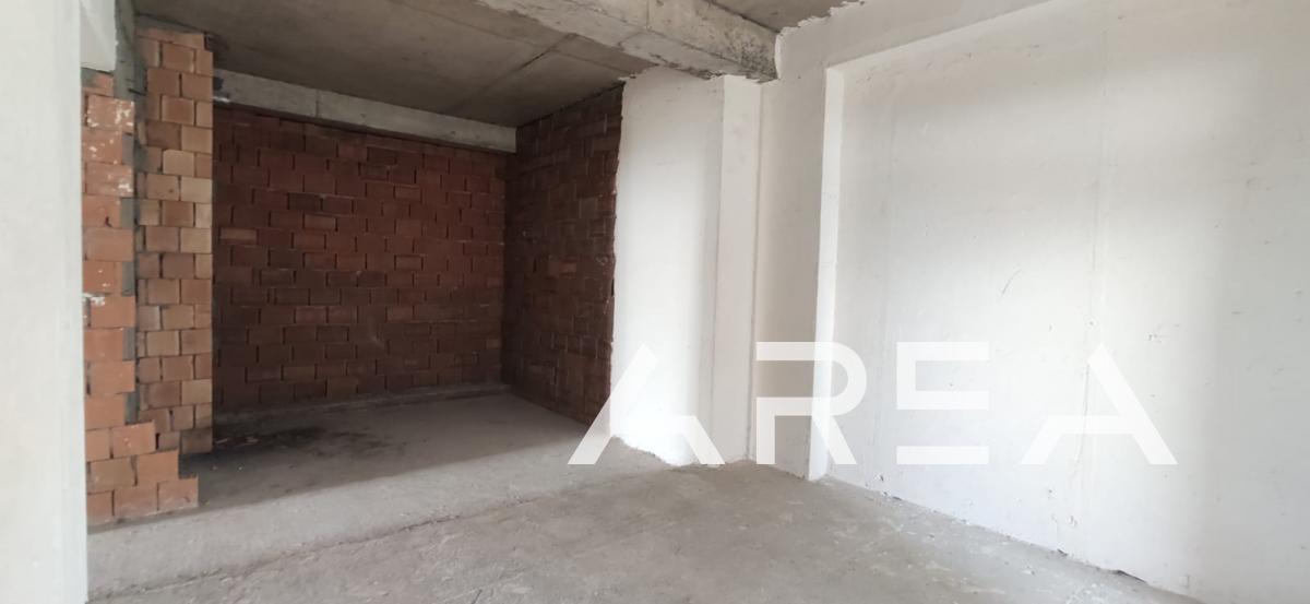 For sale, a 4-bedroom unfinished apartment in White City.