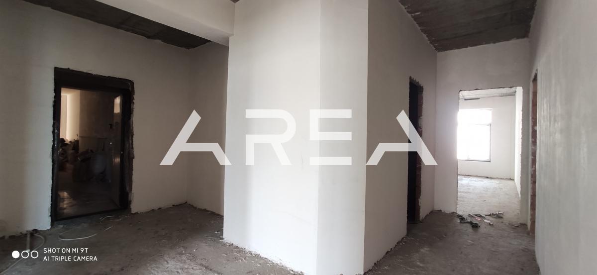 A three-bedroom apartment is for sale in Khatai, in need of renovation.