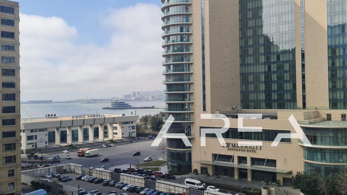 Продаётся трехкомнатная квартира рядом с Порт Баку.