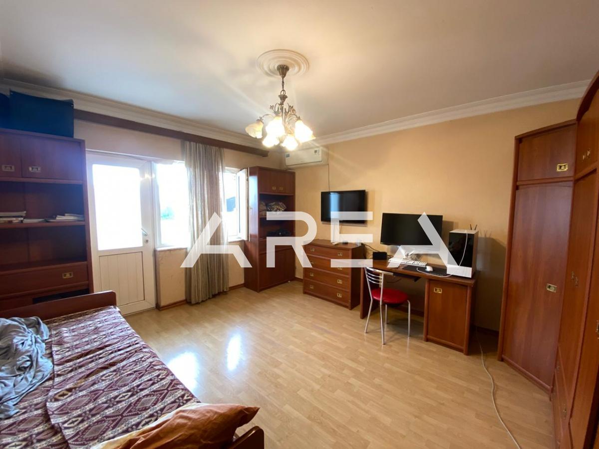 A renovated 3-room apartment for sale in an old building, near the Neftchi-Baza.